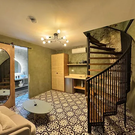 Alta Hotel *