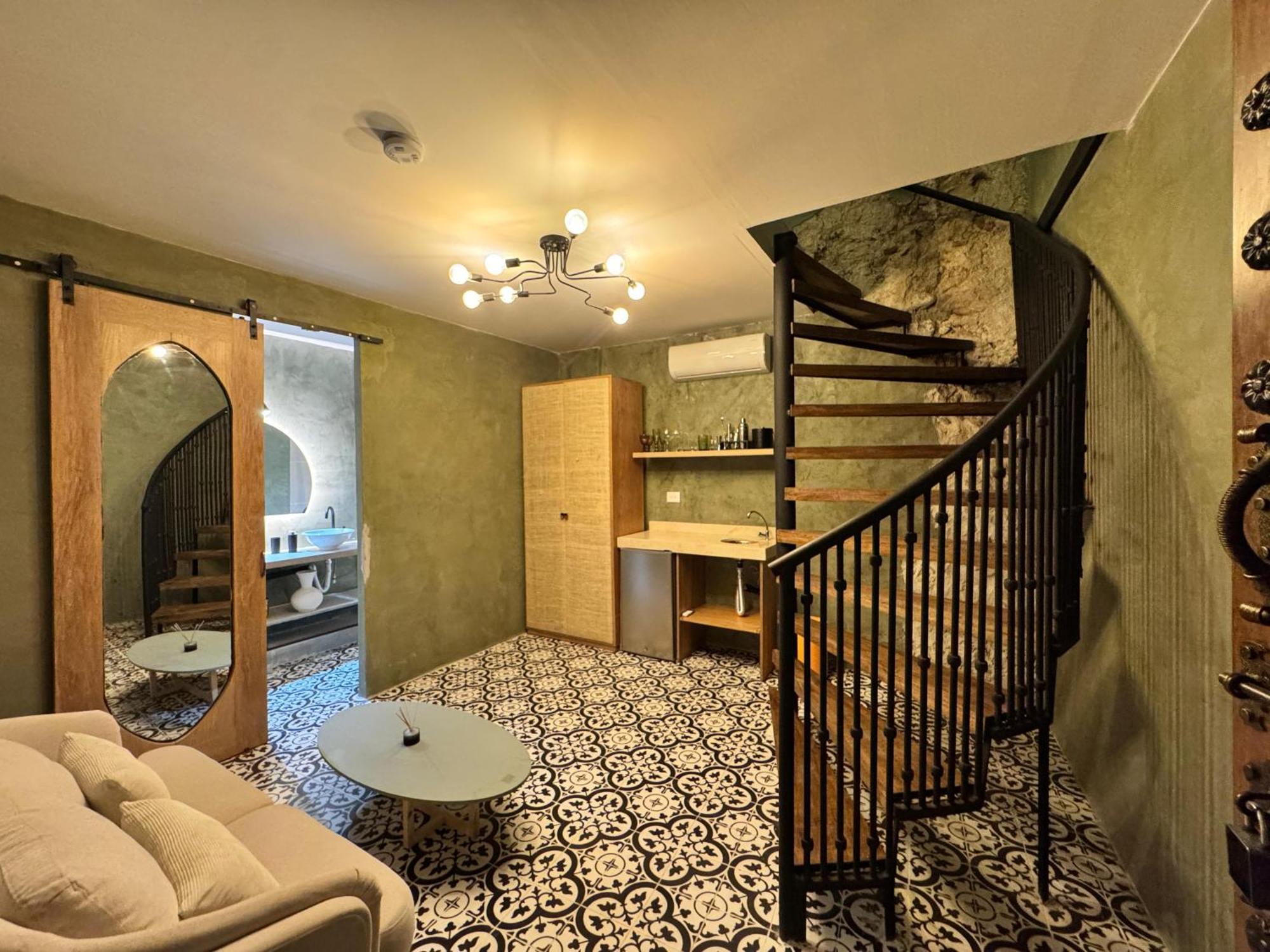 Alta Hotel *