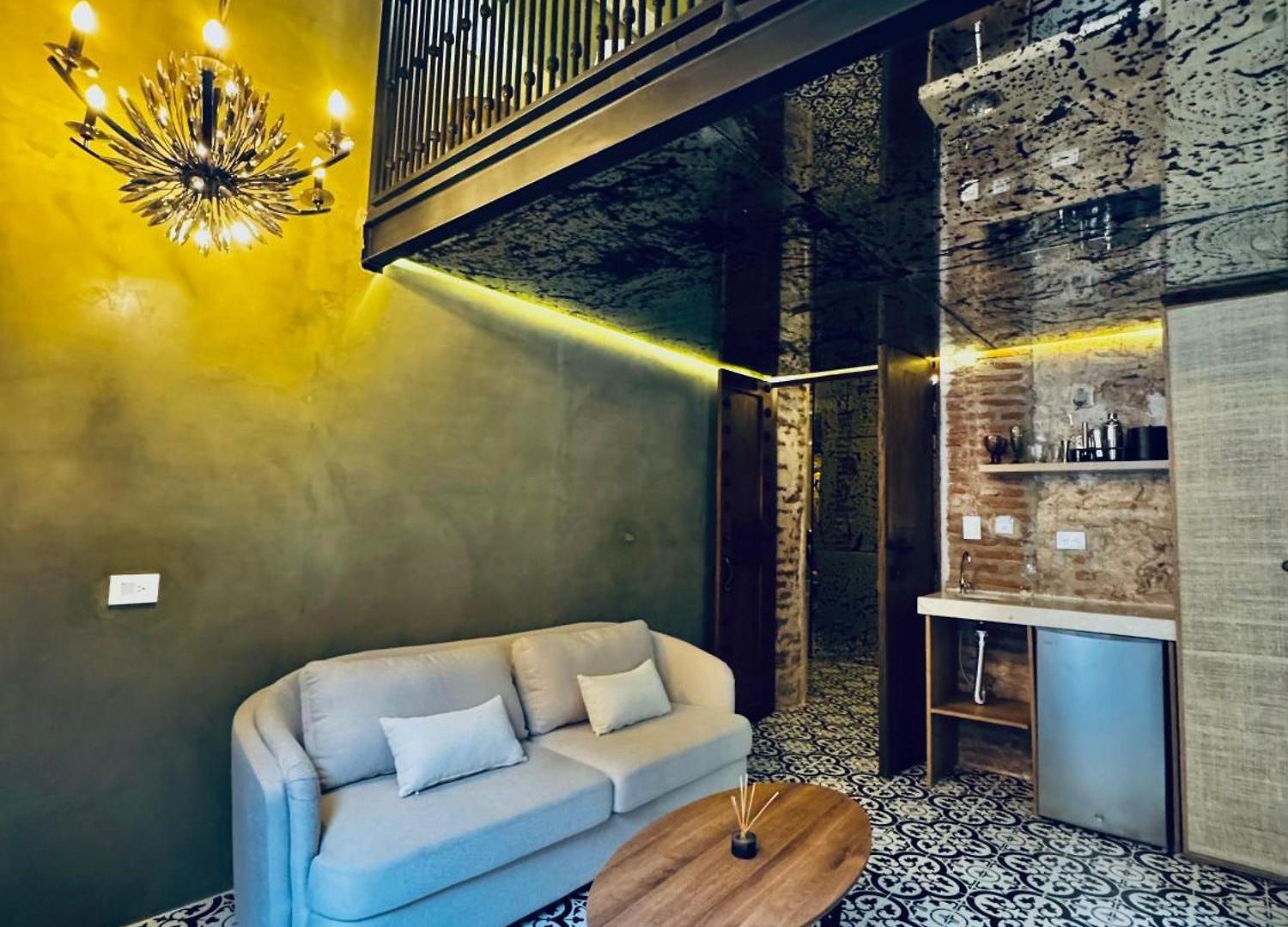 Hotel Alta *