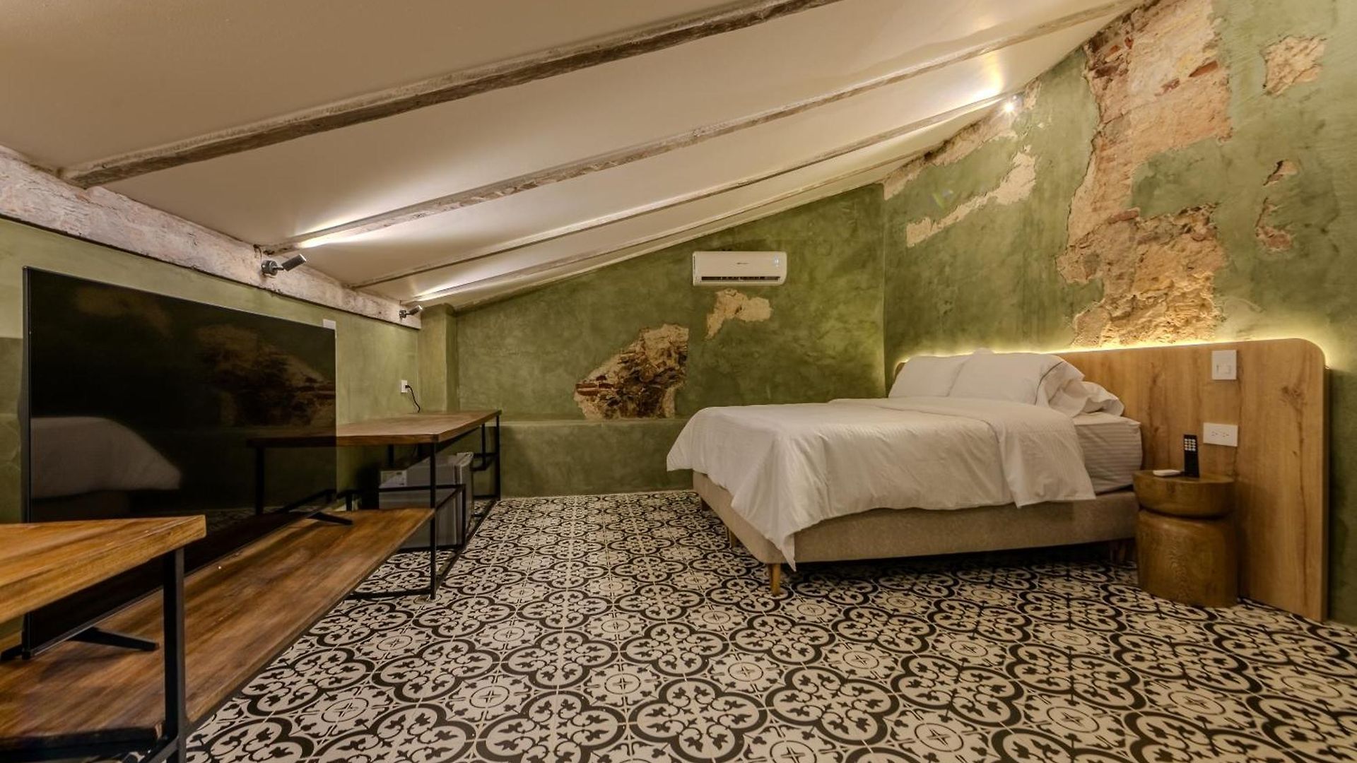Hotel Alta *