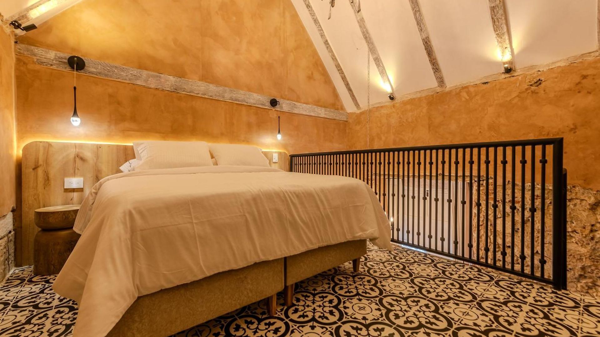 Alta Hotel *