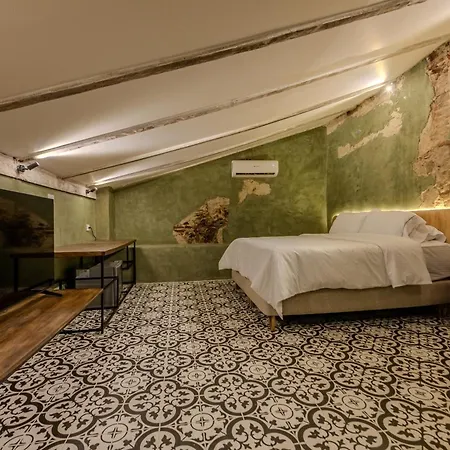 Hotel Alta *