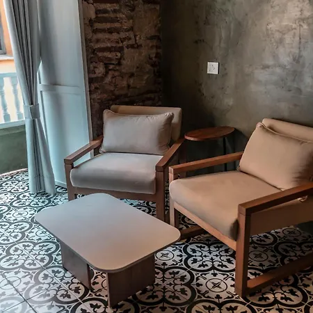 Hotel Alta *